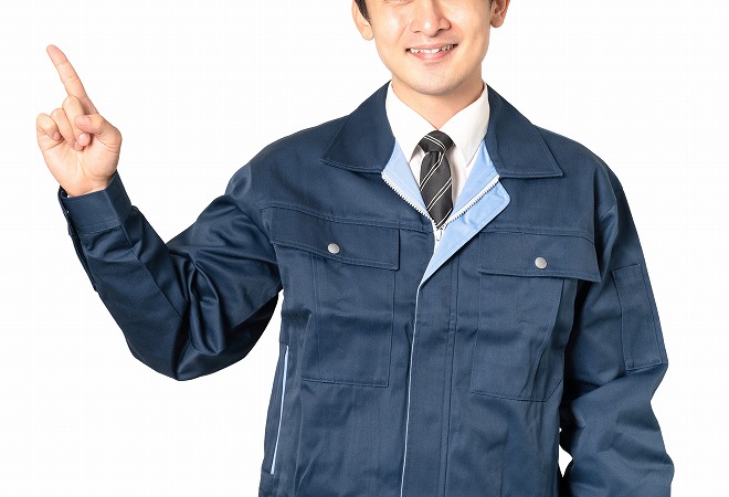 青い作業着の男性